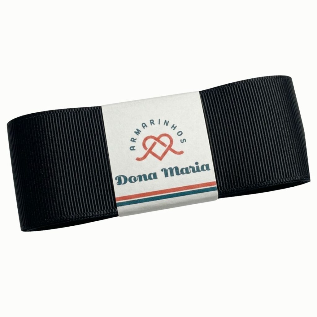 Peça de fita de gorgurão Yama na cor Preto 030, com textura canelada.