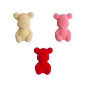 Apliques de ursinho flocado nas cores creme, rosa e vermelho.
