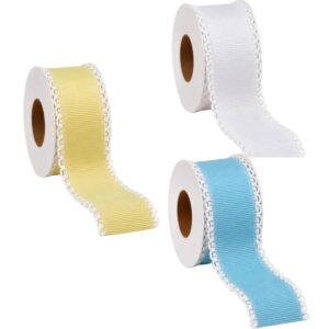 Fitas de gorgurão canelada nas cores Amarelo, Branco e Azul, com delicado acabamento branco em crochê nas bordas.