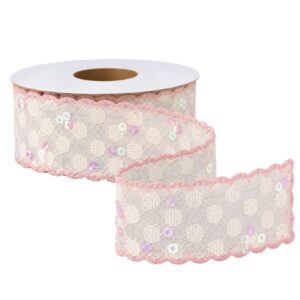 Fita de renda importada creme com paetês furta-cor e acabamento ondulado rosa nas bordas.