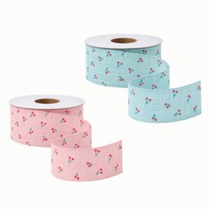 Fita azul e rosa estampada com pequenas cerejas vermelhas e folhas verdes.