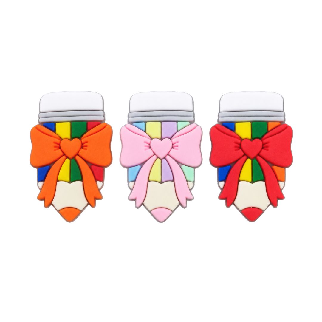 aplique-emborrachado-lapis-de-cor-com-laco-armarinhos-dona-maria.jpg Apliques emborrachados de lápis de cor com laço e coração, nas cores laranja, rosa e vermelho.