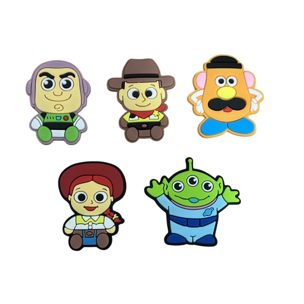 Apliques emborrachados de personagens inspirados no tema de brinquedos e aventura.