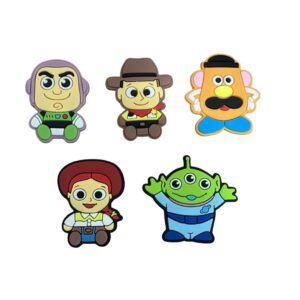 Apliques emborrachados de personagens inspirados no tema de brinquedos e aventura.