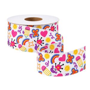 Fita de gorgurão branca com estampa colorida de arco-íris, corações, borboletas, sol e desenhos infantis.