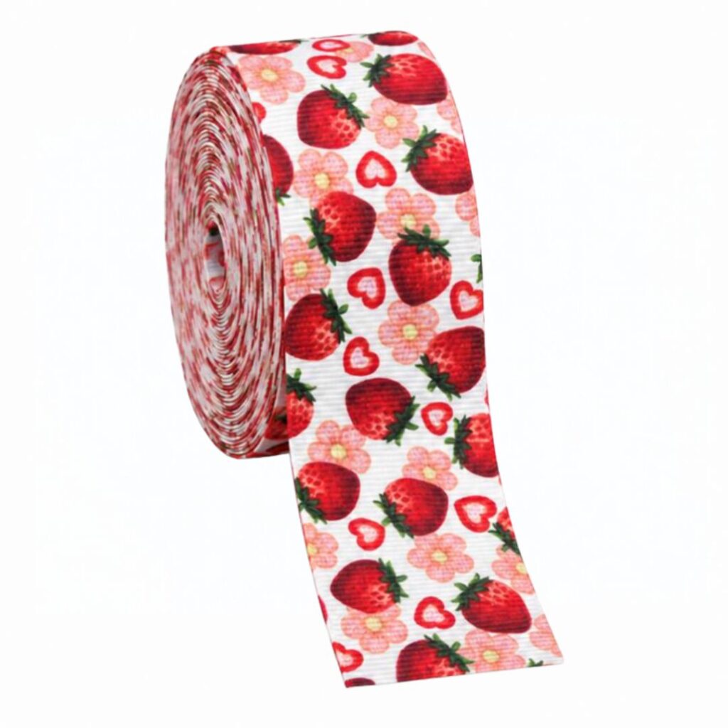 fita de gorgurão branca estampada com morangos, flores cor-de-rosa e corações vermelhos. Título: Fita-gorgurao-morangos-flores-coracoes-armarinhos-dona-maria.jpg