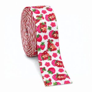 Fita de gorgurão branca estampada com personagem infantil, morangos e flores cor-de-rosa.