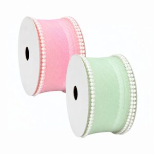 Fita de organza rosa e verde bebê com delicadas pérolas brancas nas bordas.
