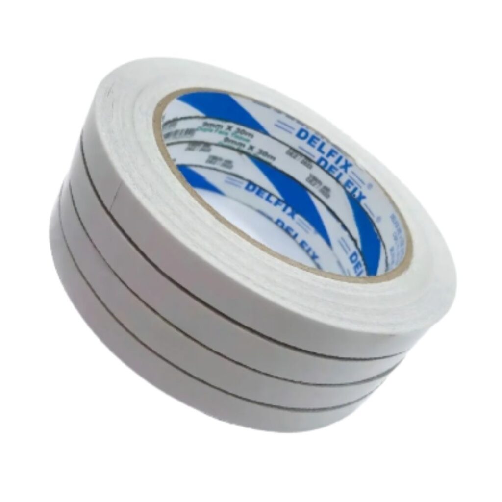 Rolo de fita dupla face Delfix 9mmx30m para artesanato, papelaria e trabalhos manuais.