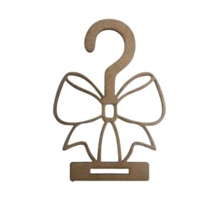 Cabide expositor em MDF com formato de laço para organizar e apresentar acessórios de cabelo.