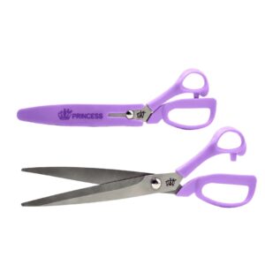 Tesoura Princess lilás com lâminas metálicas e capa protetora para artesanato.
