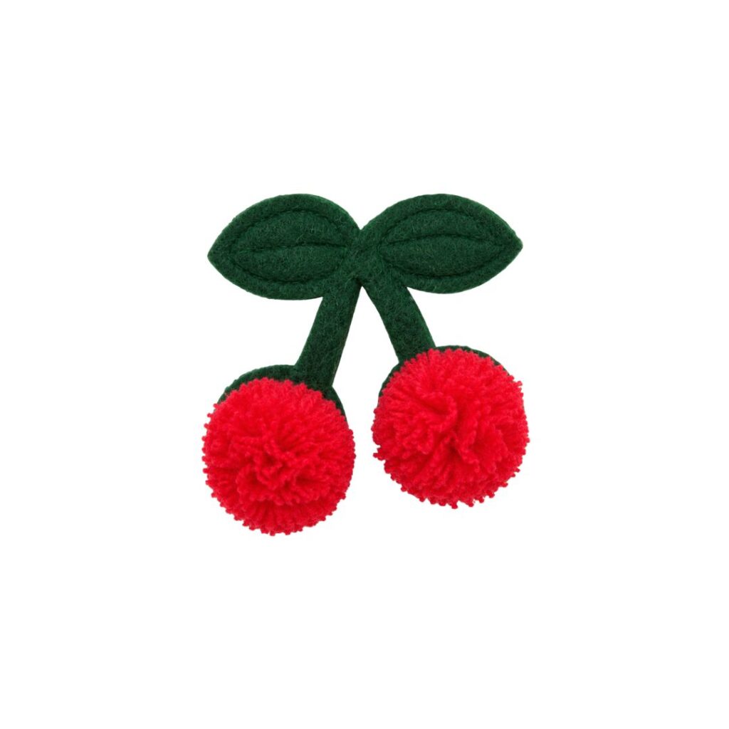 Aplique de cereja com pompons vermelhos, cabos e folhas verdes em feltro.