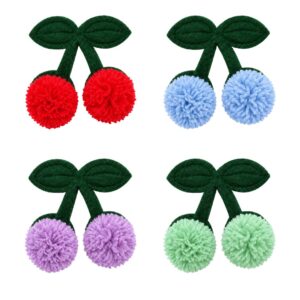 Apliques de cerejas com pompons nas cores vermelho, azul-claro, lilás e verde, com folhas verde-escuras.