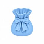 Vaso decorativo com laço, produzido em impressão 3D com PLA, medindo 11 cm de altura por 9 cm de largura.