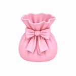 Vaso decorativo com laço, produzido em impressão 3D com PLA, medindo 11 cm de altura por 9 cm de largura.